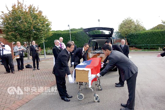 二戰英國老兵費茲派翠克上尉其遺願是以中華民國國旗覆棺截圖自中央社報導01